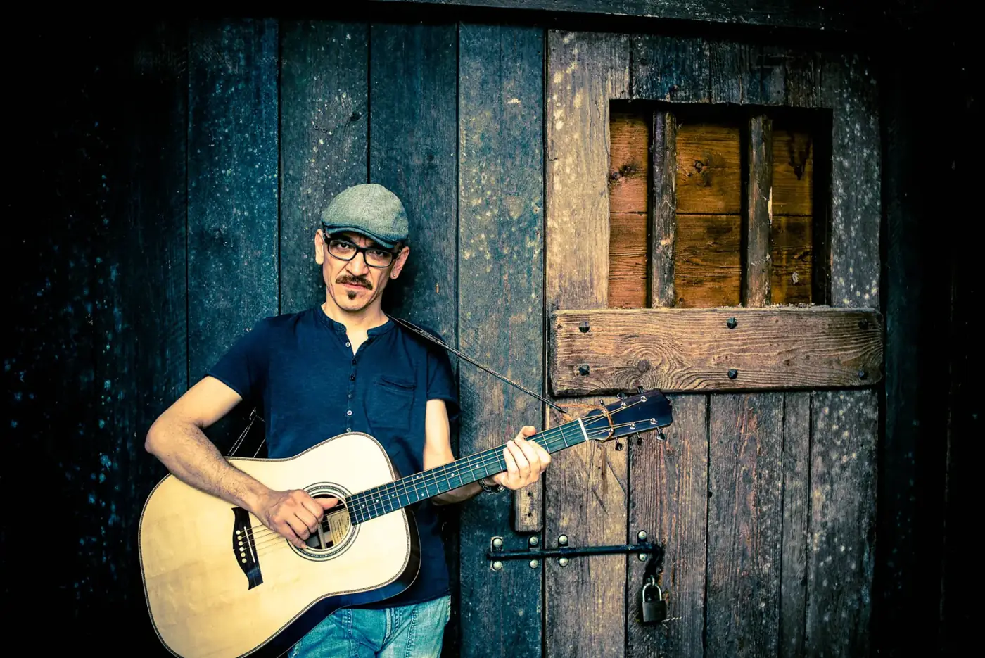 Manuel Malò suona la chitarra acustica