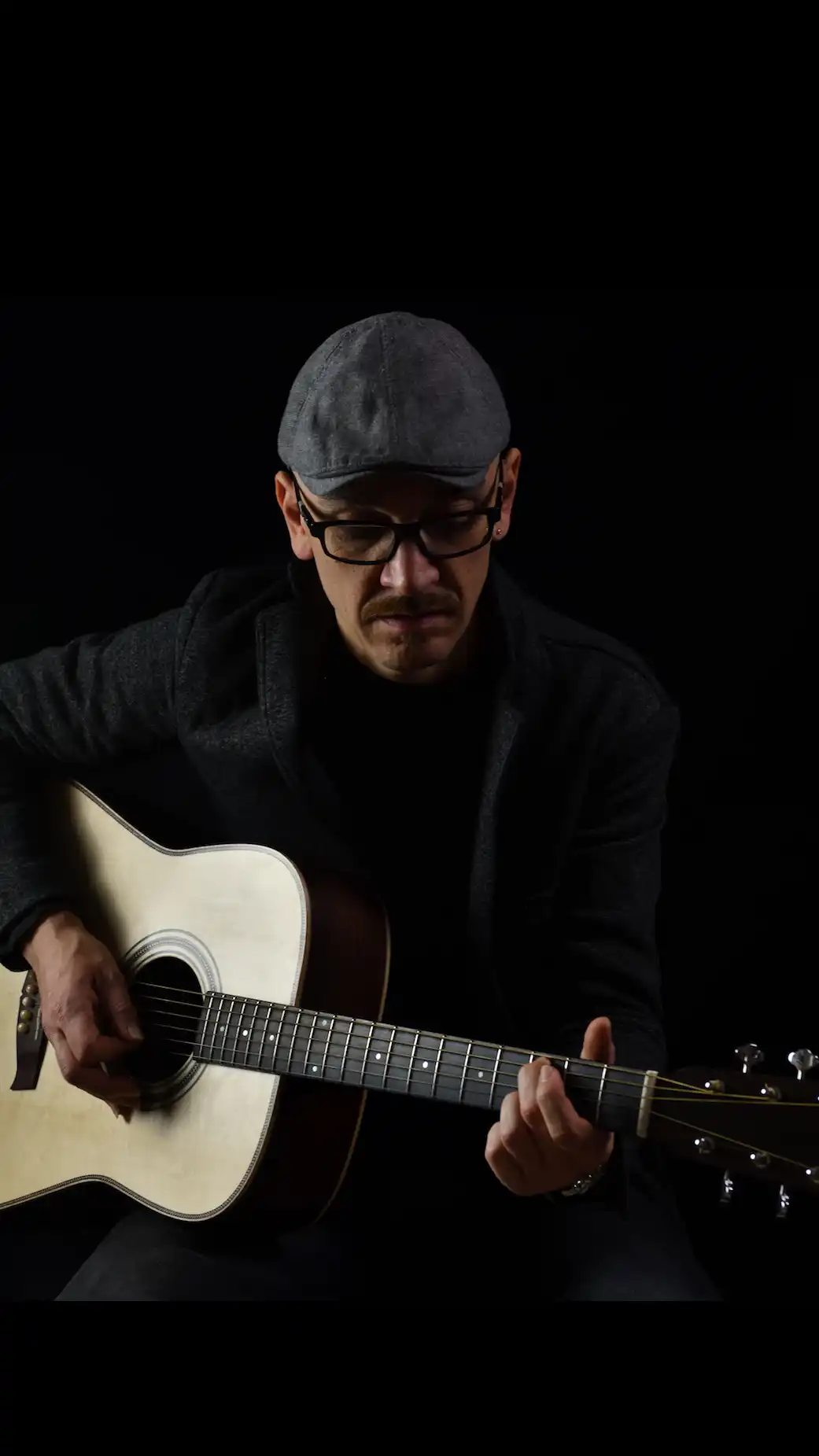 Manuel Malò suona la chitarra acustica