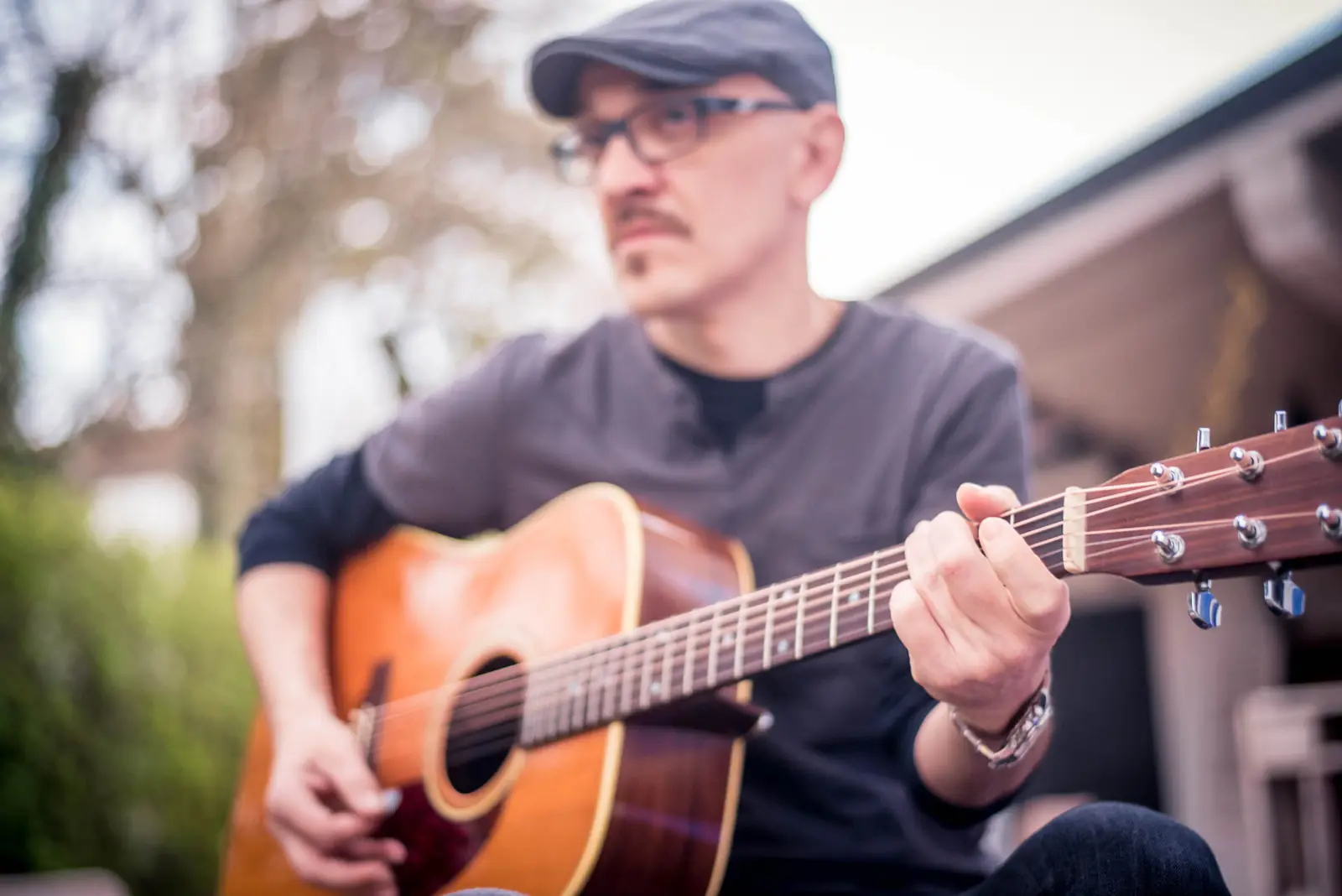 Manuel Malò playing his acoustic guitar